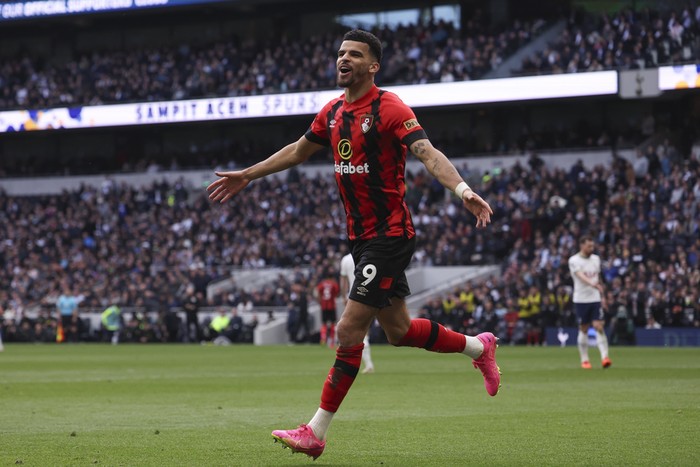 Bournemouth's Dominic Solanke celebrates after scoring his side's 2nd goal during the English Premier League soccer match between Tottenham Hotspur and Bournemouth at Tottenham Hotspur Stadium, in London, England, Saturday, April 15, 2023. (AP Photo/Ian Walton)
