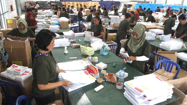 Emak-emak di Malang Ikut Bantu Pelipatan Surat Suara Pemilu