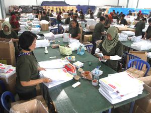 Emak-emak di Malang Ikut Bantu Pelipatan Surat Suara Pemilu Emak-emak di Malang Ikut Bantu Pelipatan Surat Suara Pemilu