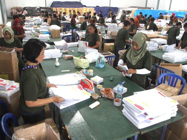 Emak-emak di Malang Ikut Bantu Pelipatan Surat Suara Pemilu