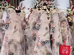 Emak-emak Kondangan Bajunya Viral Bikin Ngakak, Menyatu dengan Dekorasi