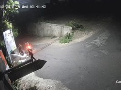 Gerombolan Pemuda Terekam CCTV Rusak Baliho Caleg di Prigen Pasuruan