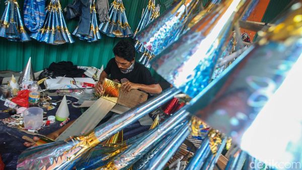 Intip Pembuatan Terompet Tahun Baru 2024