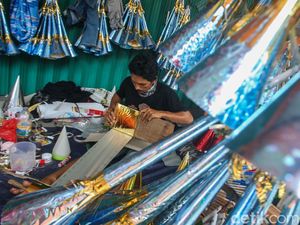 Intip Pembuatan Terompet Tahun Baru 2024 Intip Pembuatan Terompet Tahun Baru 2024