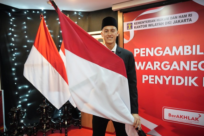 Jay Idzes resmi menjadi Warga Negara Indonesia (WNI) setelah diambil sumpahnya di Kanwil Kemenkumham, Jakarta (28/12/2023) pagi WIB.