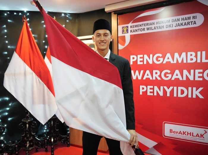 Jay Idzes resmi menjadi Warga Negara Indonesia (WNI) setelah diambil sumpahnya di Kanwil Kemenkumham, Jakarta (28/12/2023) pagi WIB.