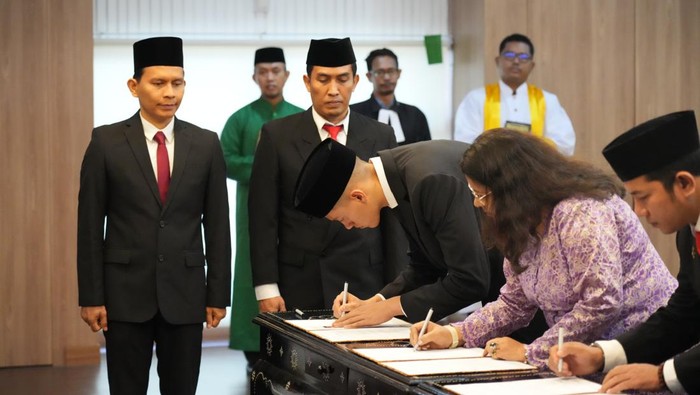 Jay Idzes resmi menjadi Warga Negara Indonesia (WNI) setelah diambil sumpahnya di Kanwil Kemenkumham, Jakarta (28/12/2023) pagi WIB.