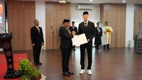 Pengambilan sumpah Jay Idzes dilakukan pada pukul 8.30 WIB, dipimpin Kepala Kantor Wilayah Kementerian Hukum dan HAM DKI Jakarta Ibnu Chuldun. Foto: Dok. PSSI
