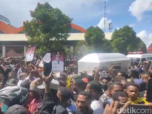Iring-iringan Jenazah Lukas Enembe Bertolak ke Rumah Duka di Kota Jayapura Iring-iringan Jenazah Lukas Enembe Bertolak ke Rumah Duka di Kota Jayapura