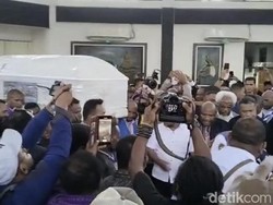 Jenazah Eks Gubernur Papua Lukas Enembe Tiba di Jayapura
