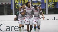 Man United juga masih santer dikaitkan dengan striker Bologna Joshua Zirkzee. Sport1 menyebut, MU amat berambisi menggaet pemain 22 tahun yang dibanderol sekitar 26 juta paun tersebut. Foto: AP/Luca Bruno