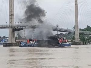 Heboh Tongkang Batu Bara Senggol Tiang Penyangga Jembatan Gentala Arasy