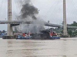 Heboh Tongkang Batu Bara Senggol Tiang Penyangga Jembatan Gentala Arasy