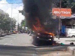 Momen Kericuhan Massa saat Arak Jenazah Lukas Enembe