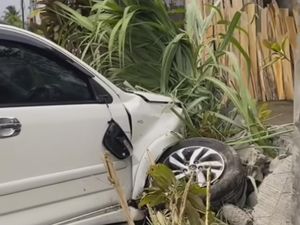 Diduga Mengantuk, Bule Tabrak Pengendara Motor-Tembok Warga di Tabanan Diduga Mengantuk, Bule Tabrak Pengendara Motor-Tembok Warga di Tabanan