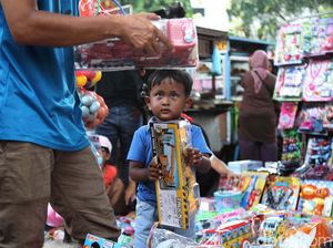 Libur Nataru, Yuk Berburu Mainan Anak di Pasar Asemka