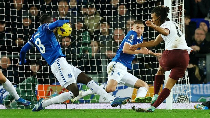 Soccer Football - Premier League - Everton v Manchester City - Goodison Park, Liverpool, Britain - December 27, 2023 Evertons Amadou Onana handballs to concede a penalty from a shot from Manchester Citys Nathan Ake Action Images via Reuters/Lee Smith NO USE WITH UNAUTHORIZED AUDIO, VIDEO, DATA, FIXTURE LISTS, CLUB/LEAGUE LOGOS OR LIVE SERVICES. ONLINE IN-MATCH USE LIMITED TO 45 IMAGES, NO VIDEO EMULATION. NO USE IN BETTING, GAMES OR SINGLE CLUB/LEAGUE/PLAYER PUBLICATIONS.