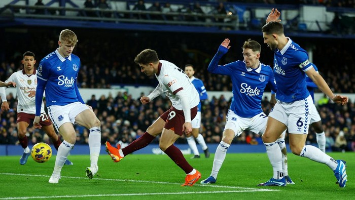 Soccer Football - Premier League - Everton v Manchester City - Goodison Park, Liverpool, Britain - December 27, 2023 Manchester Citys Julian Alvarez shoots at goal Action Images via Reuters/Lee Smith NO USE WITH UNAUTHORIZED AUDIO, VIDEO, DATA, FIXTURE LISTS, CLUB/LEAGUE LOGOS OR LIVE SERVICES. ONLINE IN-MATCH USE LIMITED TO 45 IMAGES, NO VIDEO EMULATION. NO USE IN BETTING, GAMES OR SINGLE CLUB/LEAGUE/PLAYER PUBLICATIONS.