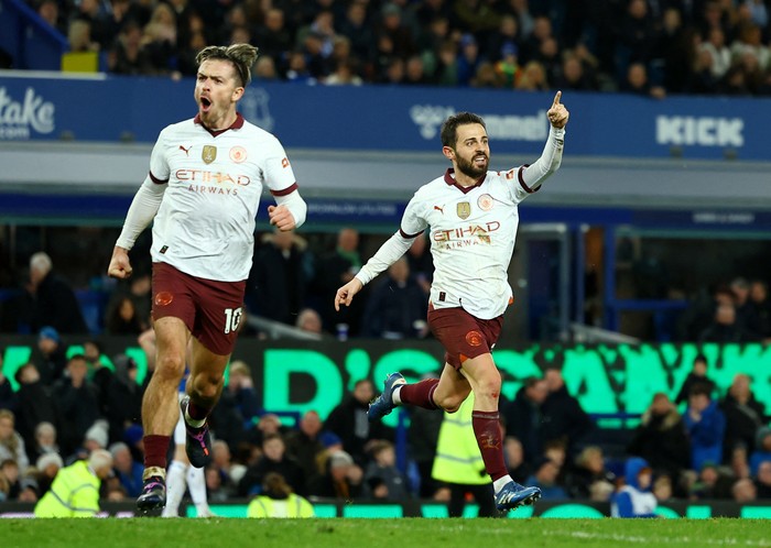Soccer Football - Premier League - Everton v Manchester City - Goodison Park, Liverpool, Britain - December 27, 2023 Manchester City's Bernardo Silva celebrates scoring their third goal with Jack Grealish REUTERS/Molly Darlington NO USE WITH UNAUTHORIZED AUDIO, VIDEO, DATA, FIXTURE LISTS, CLUB/LEAGUE LOGOS OR 'LIVE' SERVICES. ONLINE IN-MATCH USE LIMITED TO 45 IMAGES, NO VIDEO EMULATION. NO USE IN BETTING, GAMES OR SINGLE CLUB/LEAGUE/PLAYER PUBLICATIONS.
