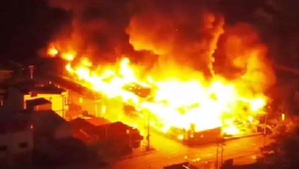 Massa pengantar jenazah Lukas Enembe bakar ruko di Jayapura. Dokumen Istimewa Massa pengantar jenazah Lukas Enembe bakar ruko di Jayapura. Dokumen Istimewa