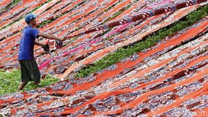 Melihat Penjemuran Kain Pantai di Sukoharjo
