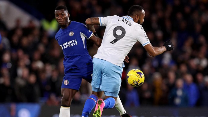 Soccer Football - Premier League - Chelsea v Crystal Palace - Stamford Bridge, London, Britain - December 27, 2023 Chelseas Moises Caicedo in action with Crystal Palaces Jordan Ayew REUTERS/David Klein NO USE WITH UNAUTHORIZED AUDIO, VIDEO, DATA, FIXTURE LISTS, CLUB/LEAGUE LOGOS OR LIVE SERVICES. ONLINE IN-MATCH USE LIMITED TO 45 IMAGES, NO VIDEO EMULATION. NO USE IN BETTING, GAMES OR SINGLE CLUB/LEAGUE/PLAYER PUBLICATIONS.