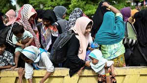Momen Mahasiswa Pindahkan Paksa Pengungsi Rohingya