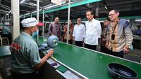 Momen Zulhas Temani Jokowi Kunker ke Pabrik Maspion di Jawa Timur