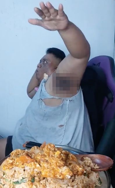 Jijik! Konten Kreator Mukbang Pamer Ketiak Saat Makan, Dikecam Netizen