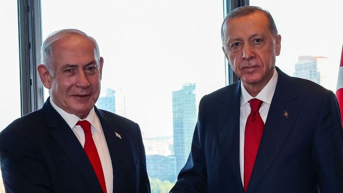 Netanyahu dan Erdogan di saat berjumpa di sela-sela Sidang Majelis Umum PBB pada September lalu This handout photograph taken by Turkish Presidency press office on September 19, 2023, shows Turkeys President Recep Tayyip Erdogan (R) shaking hands with Israels Prime Minister Benjamin Netanyahu (L) during their meeting on the sideline of 78th United Nations General Assembly at UN headquarters in New York City. (Photo by Handout / Turkish Presidency Press Office / AFP) / RESTRICTED TO EDITORIAL USE - MANDATORY CREDIT AFP PHOTO / TURKISH PRESIDENCY PRESS OFFICE - NO MARKETING NO ADVERTISING CAMPAIGNS - DISTRIBUTED AS A SERVICE TO CLIENTS