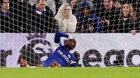 Nicolas Jackson tidak habis pikir dengan peluang yang baru saja terbuang. Foto: REUTERS/DAVID KLEIN