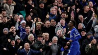 Nicolas Jackson pun larut dalam kegembiraan, merayakan aksi yang ia duga sebagai gol buat Chelsea. Foto: REUTERS/DAVID KLEIN