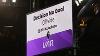 Apes buat Jackson, VAR mengintervensi. Lututnya dianggap offside, dengan sangat tipis, dan gol pun dianulir. Foto: REUTERS/DAVID KLEIN