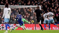 Ini adalah momen apes yang pertama. Menerima bola umpan terobosan Conor Gallagher, Jackson dihadapkan dengan peluang emas di depan gawang. Ia menyepak bola ke kanan dan... si kulit bundar melebar. Foto: REUTERS/DAVID KLEIN