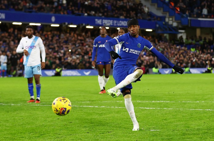 Noni Madueke Soccer Football - Premier League - Chelsea v Crystal Palace - Stamford Bridge, London, Britain - December 27, 2023 Chelsea's Noni Madueke scores their second goal from the penalty spot Action Images via Reuters/Matthew Childs NO USE WITH UNAUTHORIZED AUDIO, VIDEO, DATA, FIXTURE LISTS, CLUB/LEAGUE LOGOS OR 'LIVE' SERVICES. ONLINE IN-MATCH USE LIMITED TO 45 IMAGES, NO VIDEO EMULATION. NO USE IN BETTING, GAMES OR SINGLE CLUB/LEAGUE/PLAYER PUBLICATIONS.