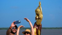 Traveler Perlu Tahu Ada Patung Raksasa Shakira di Kolombia