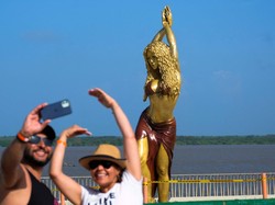 Patung Shakira Berdiri di Kampung Halamannya, Turis Berburu Foto