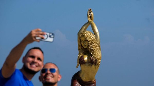 Patung Shakira Berdiri Menjulang di Kampung Halamannya