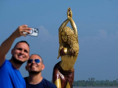 Patung Shakira Berdiri Menjulang di Kampung Halamannya