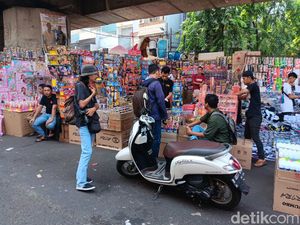 Penjualan Trompet-Kembang Api Tahun Baru Pasar Asemka Menurun, Segini Omzetnya