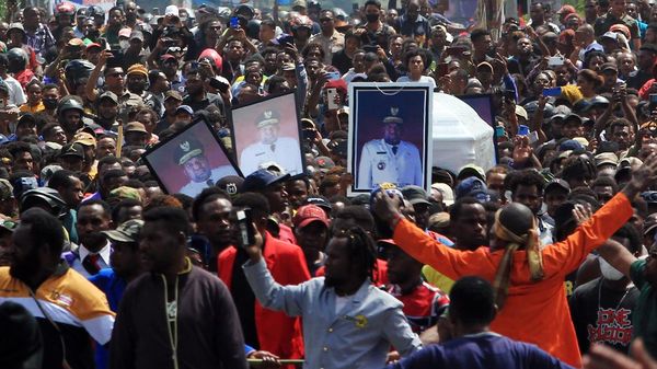Penampakan Arak-arakan Warga Pengantar Jenazah Lukas Enembe