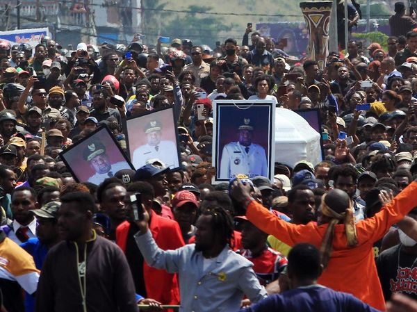 Penampakan Arak-arakan Warga Pengantar Jenazah Lukas Enembe