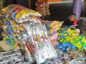Berkah Bagi Dewi Kebanjiran Pesanan Terompet Jelang Tahun Baru Berkah Bagi Dewi Kebanjiran Pesanan Terompet Jelang Tahun Baru