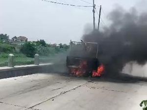 Pikap Muat Solar Terbakar di Mojokerto, Terdengar Ledakan 3 Kali Pikap Muat Solar Terbakar di Mojokerto, Terdengar Ledakan 3 Kali