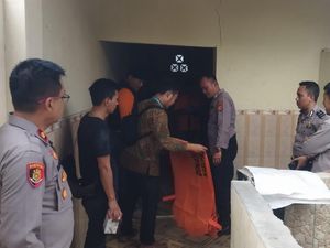 Geger! Mayat Bayi Laki-laki Terbungkus Kain Merah di Toilet Masjid