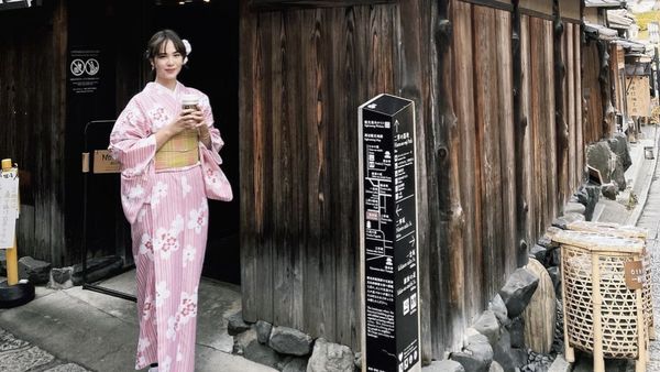 Potret Pamela Bowie Saat Ngopi di Kyoto hingga Sydney