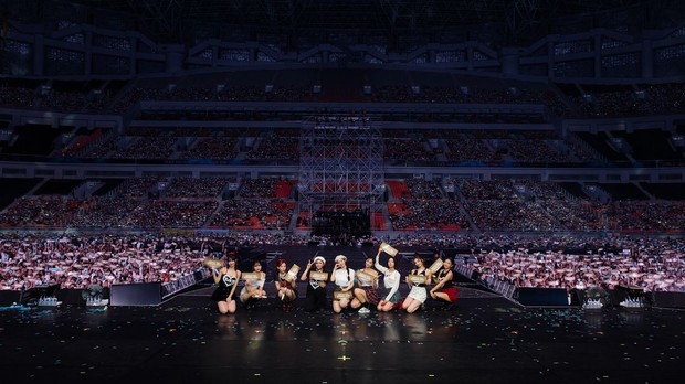 Potret TWICE dalam konser 'Ready To Be' di Jakarta/ Foto: instagram.com/twcetagram Potret TWICE dalam konser 'Ready To Be' di Jakarta