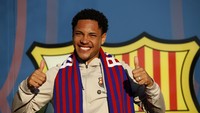 Roque dikontrak hingga 30 Juni 2031 dengan nilai klausul pelepasan sebesar 500 juta Euro. Ia direkrut dari Athletico Paranaense dengan nilai awal 30 juta Euro, namun bisa mencapai 61 juta Euro jika seluruh syarat bonus terpenuhi.  