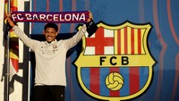 Siang harinya, penyerang 18 tahun itu tiba di markas Barcelona di Ciutat Esportiva Joan Gamper. Di sana dia menjalani tes medis dan melihat-lihat fasilitas klub.  
