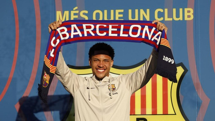 Soccer Football - Vitor Roque arrives at FC Barcelona - Barcelona, Spain - December 27, 2023 FC Barcelonas Vitor Roque kisses the badge during the unveiling REUTERS/Albert Gea